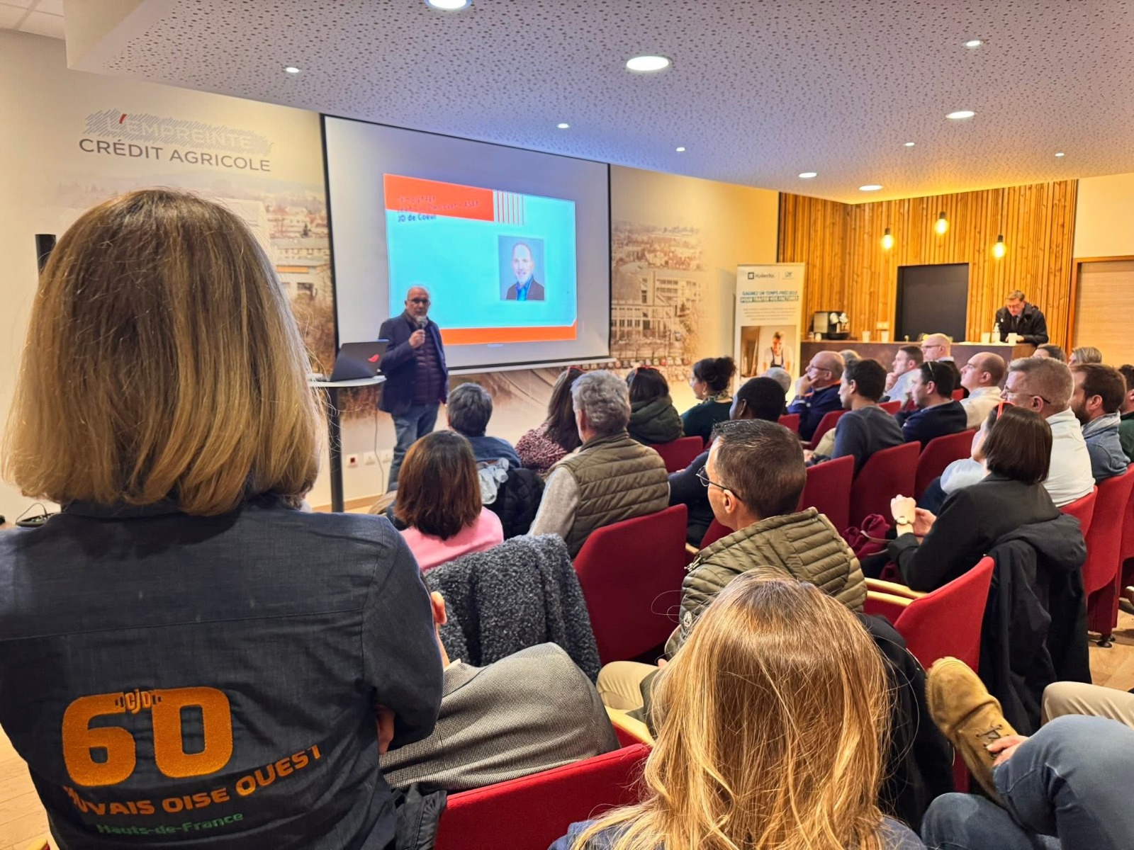 Participante portant la veste CJD 60 lors d'une session de travail.