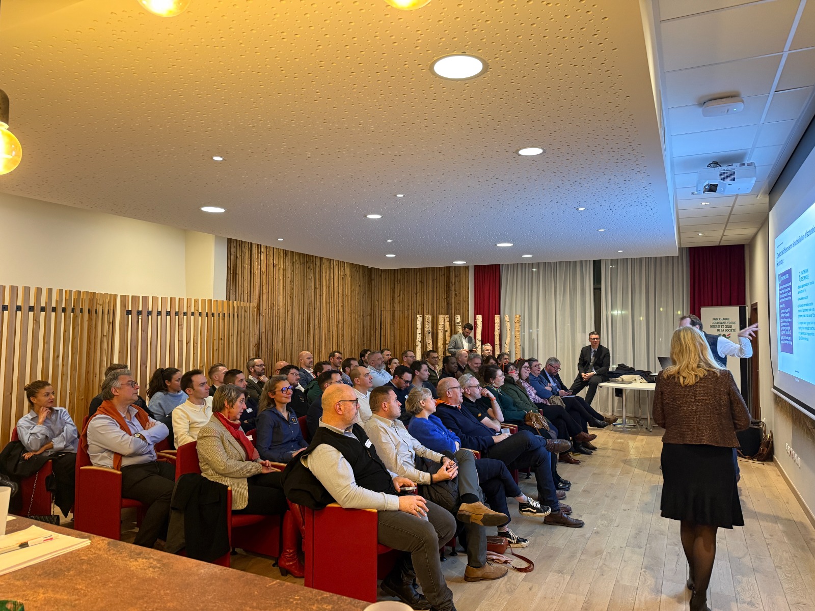 Salle comble lors d'une plénière du CJD Beauvais - Oise Ouest.