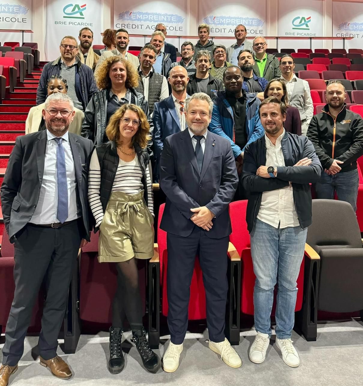 Les membres du CJD Beauvais - Oise Ouest réunis lors d'une rencontre de la section.